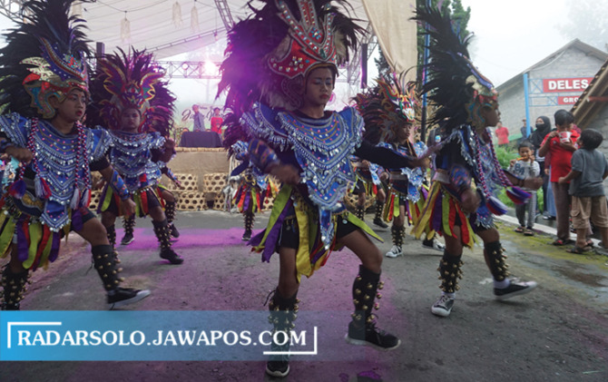 BUDAYA LOKAL: Tari Gedruk Merapi yang dipentaskan di pekan budaya jalin merapi di Desa Sidorejo, Kemalang, Sabtu (3/12). (ANGGA PURENDA/RADAR SOLO)