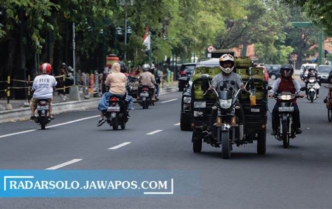 MASIH BELUM FIX: Pengendara tengah melintas di Jalan Diponegoro. Jalan ini diwacanakan akan diubah jadi jalan Ngarsopuro. (M. IHSAN/RADAR SOLO)