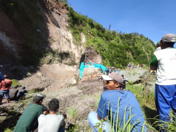 MAKAN KORBAN: Warga menyaksikan proses evakuasi dua truk yang tertimbun longsor di bantaran Kali Woro, Desa Balerante, Kecamatan Kemalang, Rabu (21/12). (RELAWAN FOR RADAR SOLO)