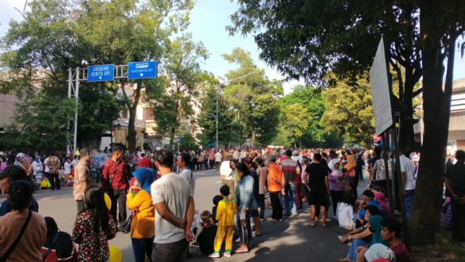 Ribuan orang memadati kawasan Car Free Day Slamet Riyadi, Minggu (11/12). (SEPTIAN/RADAR SOLO)