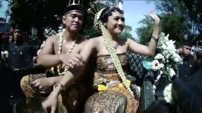 Prosesi kirab ngunduh mantu Kaesang-Erina di Jalan Slamet Riyadi, Minggu  (11/12). Kegiatan ngunduh mantu ini berbarengan dengan hari ulang tahun Erina. (YOUTUBE PRESIDEN JOKOWI)