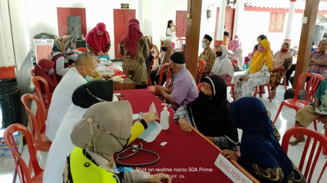 RAMAI: Suasana pengobatan gratis yang digelar Solidaritas Masyarakat Sukoharjo (SMS) bersama dengan Pemkab Sukoharjo dan Polres Sukoharjo di Desa Bakalan, Kamis (15/12). (IWAN KAWUL/RADAR SOLO)