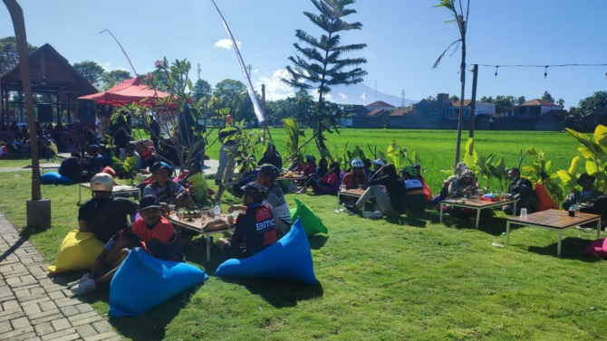 Ratusan pecinta Gowes menghadiri pembukaan Waroeng Ndeso Warso yang berada di jalan Teuku Umar, Kelurahan Kroyo, Kecamatan Karangmalang. Warung ini dekat kawasan kota, tapi masih bisa menikmati kesejukan area persawahan. (AHMAD KHAIRUDIN/RADAR SOLO)