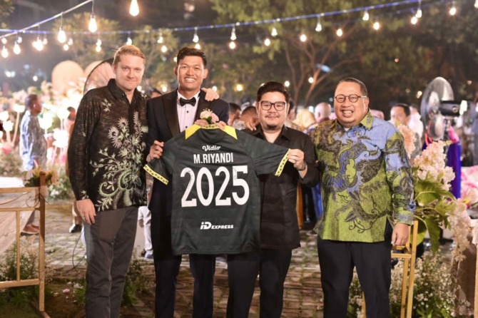 KEBAHAGIAAN GANDA: Kiper Persis Solo M. Riyandi mendapat perpanjangan kontrak hingga 2025 dari Manajemen Persis Solo di momen pernikahannya. (OFFICIAL PERSIS SOLO)