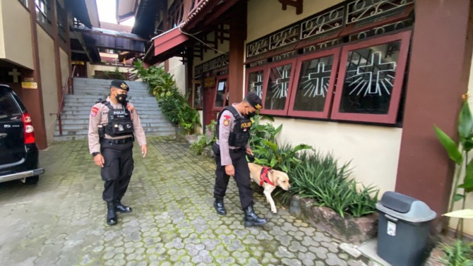 Polres Wonogiri melakukan sterilisasi gereja melibatkan tim K-9, Jumat (23/12). (HUMAS POLRES WONOGIRI FOR RADAR SOLO)