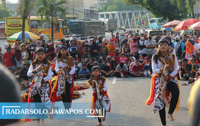 Pentas kesenian di CFD Wonogiri.