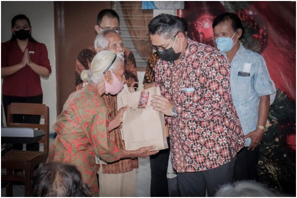 The Alana Hotel & Convention Center Solo membagikan kenang-kenangan kepada Panti Jompo GKJ Margoyudan. (THE ALANA HOTEL FOR RASO)