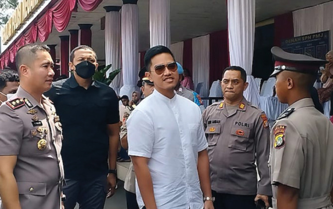 Kaesang datang untuk menghadiri pelantikan mantan asistennya, Bripda Tama Abiza. Tama menjadi salah satu siswa yang resmi dilantik sebagai Bintara. (Sabik/JawaPos.com)