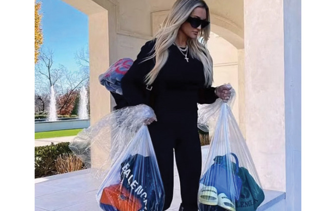 Pasangan selebriti Jason Aldean dan Brittany mengecam skandal Balenciaga dengan membuang tas penuh pakaian Balenciaga. (Daily Mail)