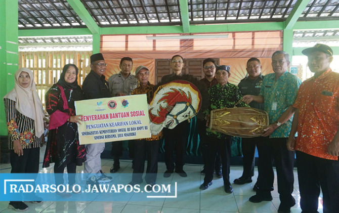 CEGAH PAHAM RADIKALISME: Penyerahan bantuan peralatan produksi bagi UMKM dan alat music gamelan untuk kelompok jatilan di Balai Desa Kemudo, Kecamatan Prambanan, Kamis (1/12). (ANGGA PURENDA/RADAR SOLO)