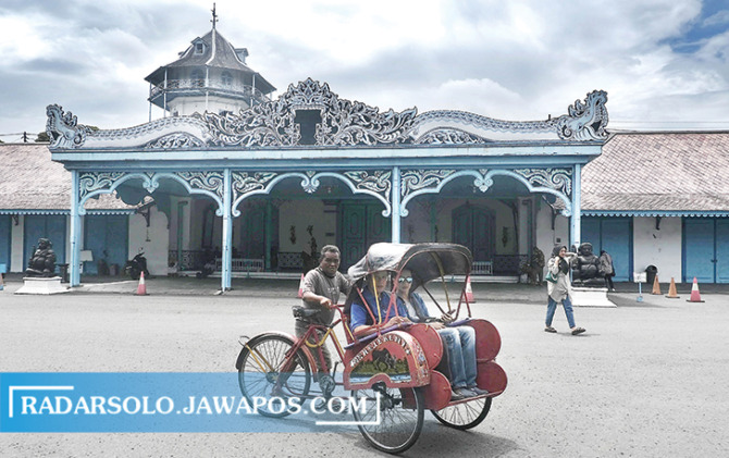 IKON BARU: Becak transportasi tradisional yang sudah tengah mengantar wisatawan di kawasan Keraton Kasunanan Surakarta. (ARIEF BUDIMAN/RADAR SOLO)