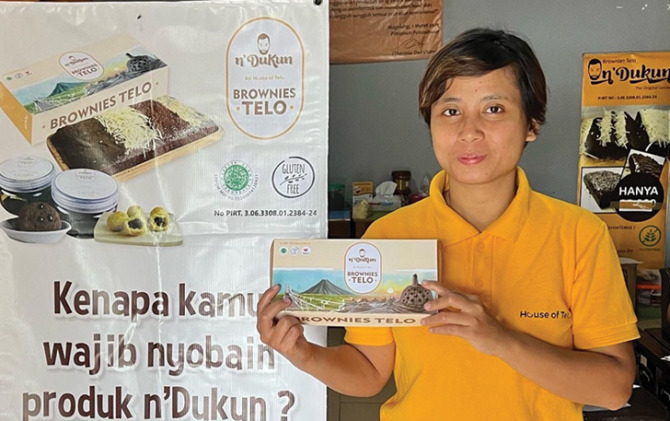 Pengusaha muda Theresia Dwi Utami menunjukkan produk brownies ketela. Usaha berhasil bangkit bahkan berekspansi berkat ikut Lapak Ganjar.