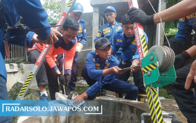 SERBA BISA: Tim Damkar Kabupaten Boyolali mengevakuasi kambing yang masuk ke sumur, beberapa waktu lalu. (RAGIL LISTIYO/RADAR SOLO)