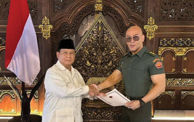 Deddy Corbuzier mendapat pangkat kehormatan TNI yang diserahkan langsung oleh Menhan Prabowo Subianto (Instagram @mastercorbuzier)