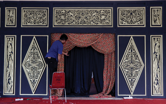 Salah seorang pekerja tengah menata panggung dan dekorasi di lokasi ngunduh mantu putra Presiden Joko Widodo, Kaesang Pangarep dengan Erina S Gudono di Loji Gandrung, Kamis (8/12). (M. IHSAN/RADAR SOLO)