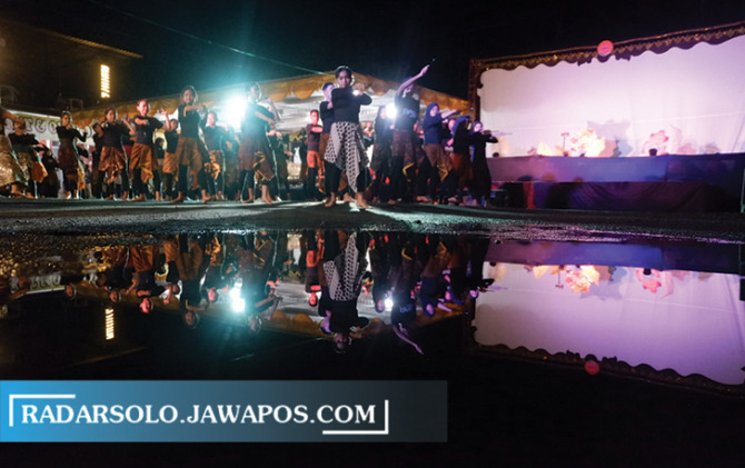 SELARAS: Sejumlah seniman saat melakukan pertunjukan dalam Festival Padang Bulan yang digelar di Kecamatan Ngargoyoso, Karanganyar, Kamis malam (15/22). (RUDI HARTONO/RADAR SOLO)