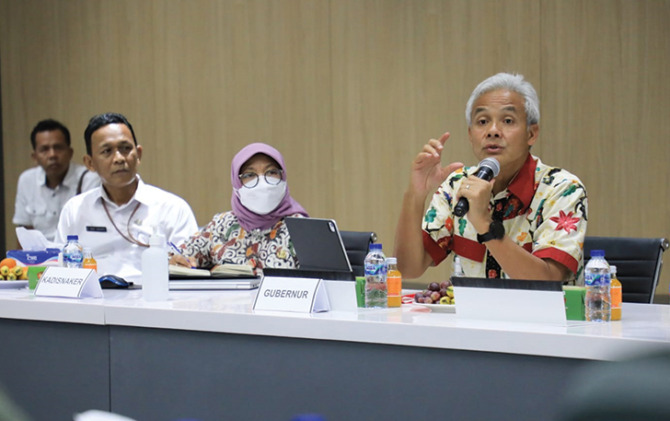 Gubernur Jateng Ganjar Pranowo umuman UMK Jateng 2023 di Pabrik PT HWI 2, Kabupaten Pati, Rabu (7/12).