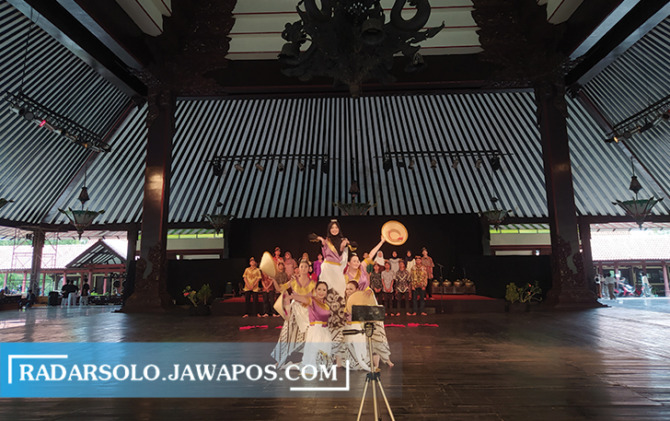 KREATIF: Siswa SMAN 1 Surakarta menggelar festival gelar karya di Pendapa Taman Budaya Jawa Tengah, Rabu (14/12). (BRYAN PUTRA PRANANDA/RADAR SOLO)