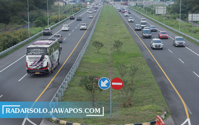 LANCAR: Pengguna jalan tol pada arus mudik Lebaran tahun ini. (M. IHSAN/RADAR SOLO)