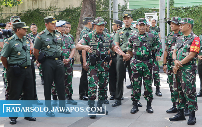Panglima TNI Jenderal Andika Perkasa saat meninjau pengamanan di Loji Gandrung, Solo, yang akan menjadi salah satu lokasi rangkaian prosesi pernikahan Kesang-Erina Gudono, Kamis (8/12). (M. IHSAN/RADAR SOLO)