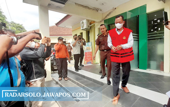 JALANI SIDANG: Kades Berjo nonaktif Suyatno saat digiring JPU Kejari Karanganyar. (RUDI HARTONO/RADAR SOLO)