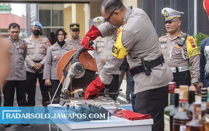 TINDAK TEGAS: Kapolresta Surakarta memusnahkan knalpot brong dengan cara dipotong dengan mesin di halaman mapolesta setempat Jumat (30/12). (M. IHSAN/RADAR SOLO)
