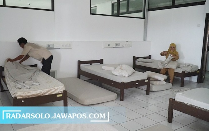 PERSIAPAN: Pegawai Asrama Haji Donohudan (AHD) Ngemplak menata bed yang akan digunakan untuk menginap relawan Jokowi. (RAGIL LISTIYO/RADAR SOLO)