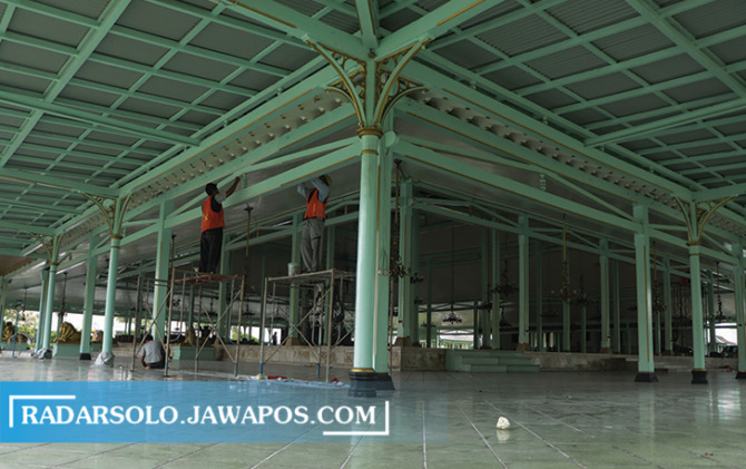 DITATA: Jelang tasyakuran pernikahan Kaesang-Erina di Pura Mangkunegaran, penataan dan perbaikan terus dilakukan di tempat tersebut. (M. IHSAN/RADAR SOLO