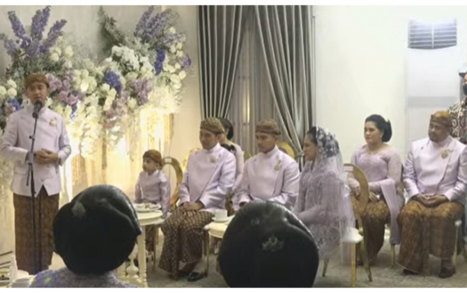 Gibran Rakabuming Raka memperkenalkan satu per satu anggota keluarga di malam midodareni, Jumat (9/12). (YouTube Presiden Joko Widodo)