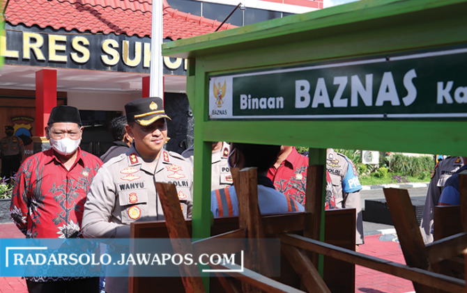 BERKAH: Seremonial pembagian gerobak bagi PKL oleh Polres dan Baznas Sukoharjo di Mapolres Sukoharjo, Rabu (21/12). (IWAN KAWUL/RADAR SOLO)