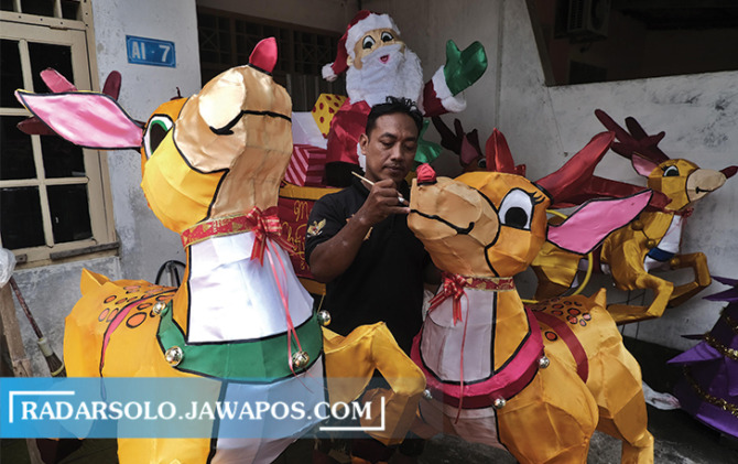 UNIK: Lampion untuk momen Natal yang akan dipajang di depan kawasan Balai Kota-Pasar Gede Surakarta, tengah diproduksi pengrajin di Perumahan Gading Permai, belum lama ini. (ARIEF BUDIMAN/RADAR SOLO)
