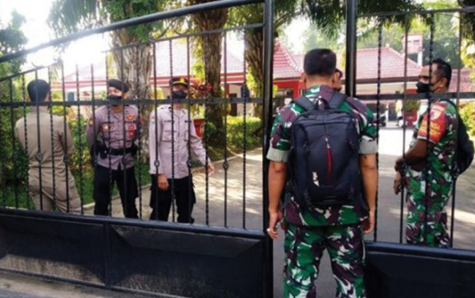 Penjagaan di rumah dinas Wali Kota Blitar usai terjadi pencurian disertai penyekapan. (Istimewa)
