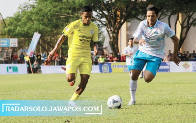 BUBAR: Pemain Persiwi Wonogiri (kanan) versus Persika di lapangan RM Said Karanganyar, September lalu. (M. IHSAN/RADAR SOLO)