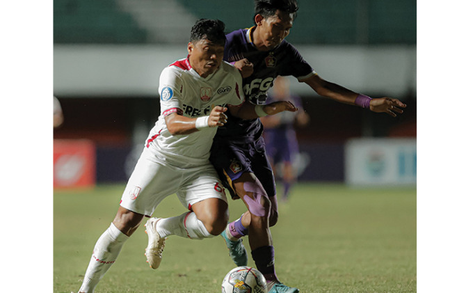 Pemain Persis Solo Alfath Fathier (kiri) saat melawan Persik Kediri di Stadion Maguwoharjo Sleman, Sabtu (24/12). (PERSIS SOLO OFFICIAL)