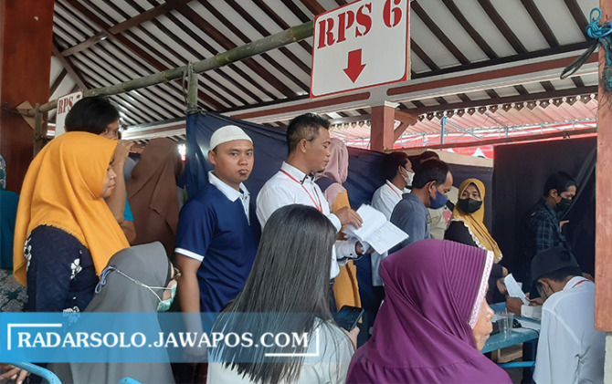 PESTA DEMOKRASI: Pemungutan suara dalam pilkades serentak di Boyolali, kemarin (7/12). Dalam Pileg 2024 mendatang, kursi DPRD menjadi 50 kursi. (RAGIL LISTIYO/RADAR SOLO)
