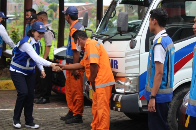 Direktur Utama PT JSN Mery N Panjaitan beri semangat personel yang bertugas menjaga kelancaran akses tol Solo-Ngawi selama libur Natal dan Tahun Baru. (DOK.PT JSN)