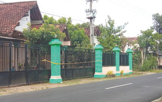 Rumah TKP di Desa Junjung, Kecamatan Sumbergempol, Tulungagung. (Jawa Pos Radar Tuluangagung)