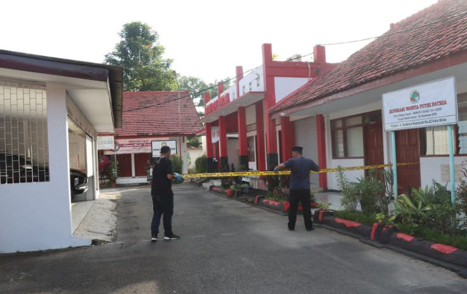Polisi memasang police line di lokasi rumah dinas Wali Kota Blitar, setelah kasus pencurian dengan penyekapan pada Senin (12/12/) pagi. (ANTARA/Polres Blitar Kota)