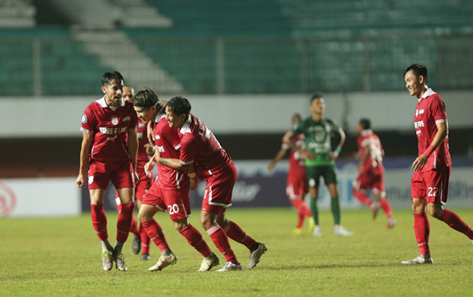 TEMBUS PAPAN TENGAH: Selebrasi Ryo Matsumura (tengah) bersama Gavin Kwan dan Irfan Bachdim, usai menjebol gawang RANS di Stadion Maguwoharjo Sleman, tadi malam. (PERSIS SOLO OFFICIAL FOR RASO)