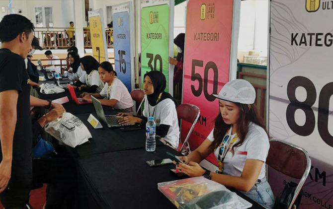Panitia melakukan persiapan event trail run Sikso Rogo Lawu Ultra yang akan digelar di Tawangmangu mulai dari Sabtu-Minggu (2-3/12). (RUDI H/RADAR SOLO)