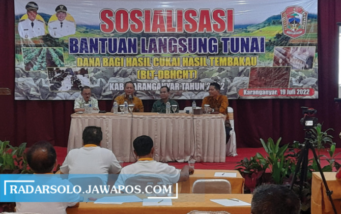 TEPAT SASARAN: Sosialisasi bantuan langsung tunai (BLT) yang bersumber dari DBHCHT Tahun 2022. Salah satu kelompok penerimanya adalah pekerja pabrik rokok dan petani tembakau. (RUDI HARTONO/RADAR SOLO)
