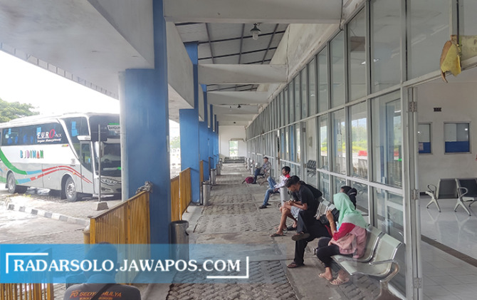 LENGANG: Penumpang menunggu bus di Terminal Tipe A Giri Adipura Wonogiri, Rabu (14/12). Pengelola terminal sudah menyiapkan berbagai kebutuhan menyambut Nataru. (IWAN ADI LUHUNG/RADAR SOLO)