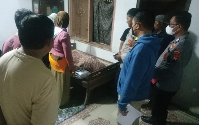Polisi meminta keterangan keluarga korban tewas tersengat listrik di Sambiroto, Sindon, Ngemplak. (RAGIL LISTIYO/RADAR SOLO)