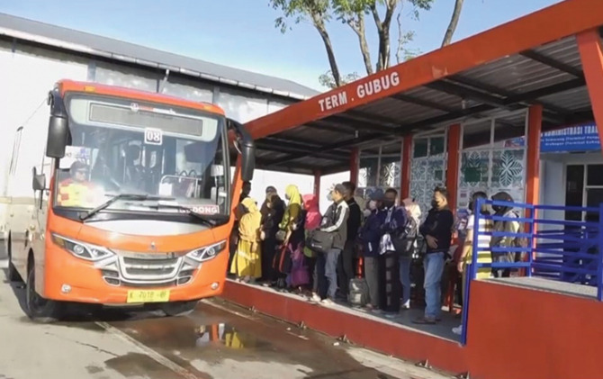 Bus Trans Jateng langsung jadi favorit masyarakat karena mudah diakses dan murah.