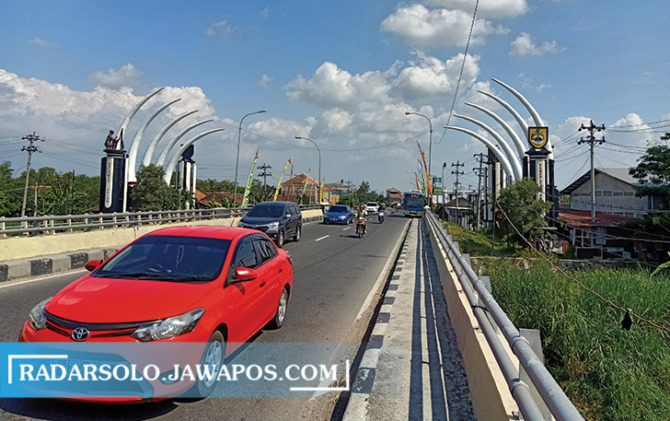 IKONIK: Tugu gading di perbatasan Kabupaten Sragen dan Kabupaten Karanganyar. (AHMAD KHAIRUDIN/RADAR SOLO)