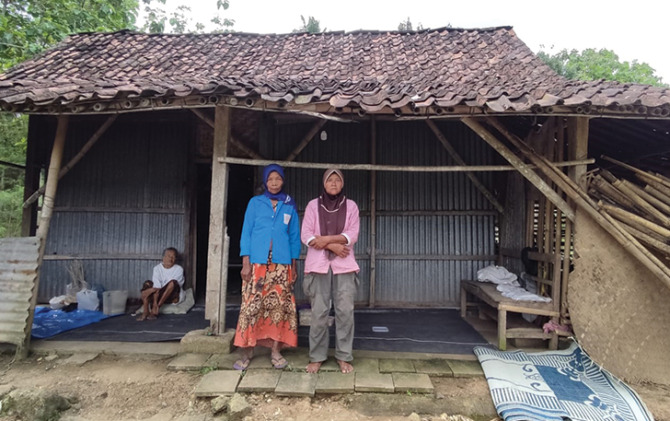 Widiyatin (kanan) di rumahnya Lingkungan Trukan RT 02 RW 02 Kelurahan Pagutan, Kecamatan Manyaran, Jumat (2/12). (IWAN ADI L/RADAR SOLO)