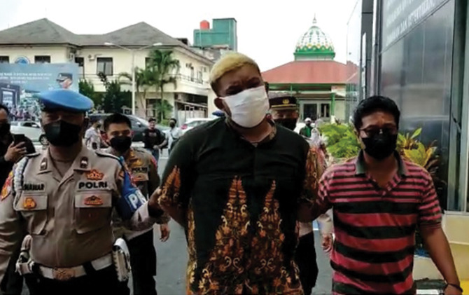 Pria yang mengamuk sambil membawa golok di Jalan Kartika, Kelurahan Jebres, Kecamatan Jebres diamankan aparat kepolisian. (ANTONIUS C/RADAR SOLO).