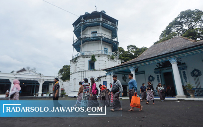 Pembukaan kembali kunjungan wisata Keraton Kasunanan Surakarta, disambut antusias wisatawan, Selasa (27/12). (M.IHSAN/RADAR SOLO)