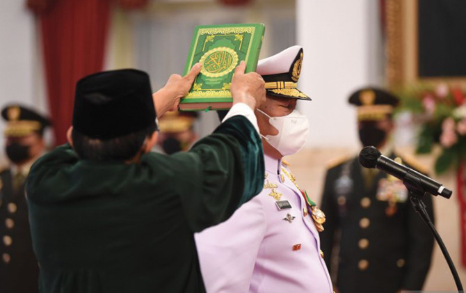 Panglima TNI Laksamana TNI Yudo Margono disumpah saat pelantikan di Istana Negara, Jakarta, Senin (19/12). (ANTARA/Akbar Nugroho Gumay)
