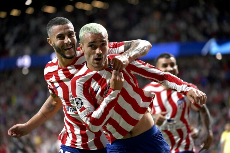 Striker Atletico Madrid Antoine Griezmann (kanan) merayakan golnya di ajang UEFA Champions League Group B saat menghadapi FC Porto, di Estadio Metropolitano, Madrid, (8/9/2022). (PIERRE-PHILIPPE MARCOU / AFP)